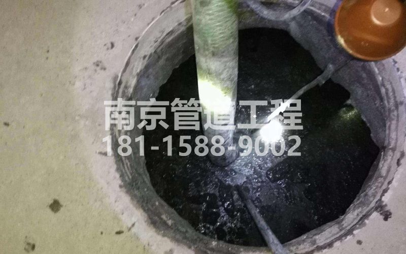 216南塑清理化粪池