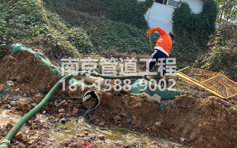 263南塑工地化粪池清理