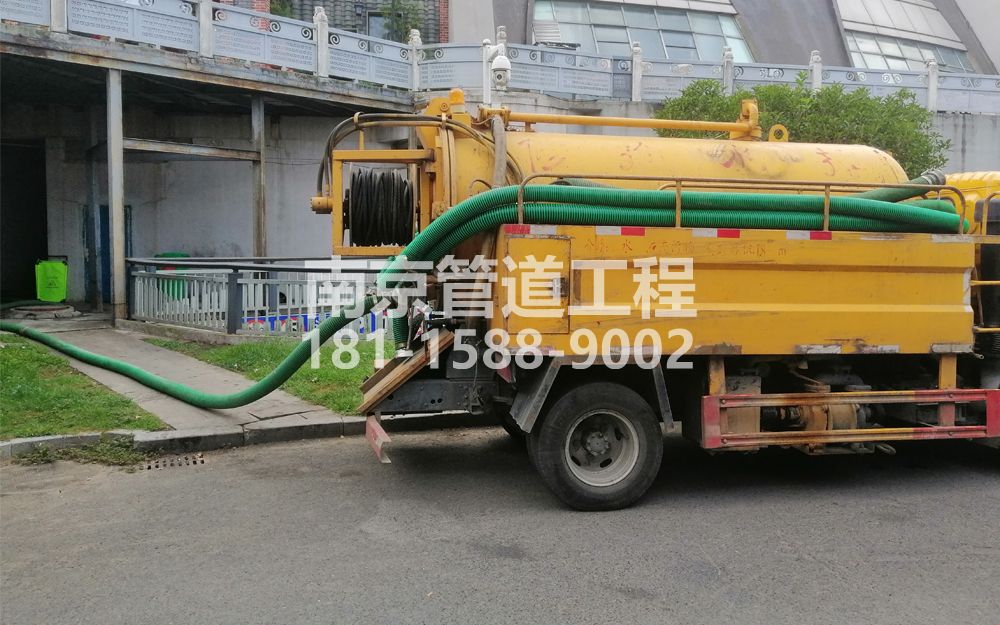 277南塑商场隔油池吸污